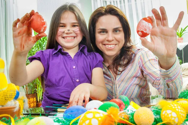 Mãe e seus filhos pintam ovos de Páscoa — Fotografia de Stock