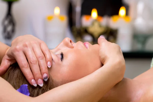 Schöne junge Frau bekommt Wellness-Massage — Stockfoto