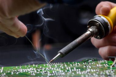 Elektronik cihazların, kalay lehimleme parçalarının onarımı