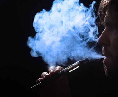 Siyah arka plan üzerine Elektronik Sigara İçilmeyen genç adam