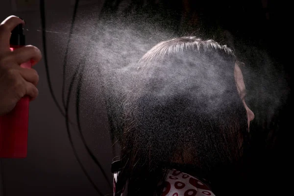 Vrouwelijke Kapper spray bij haar van de klant de toe te passen. Vrouwelijke haird — Stockfoto
