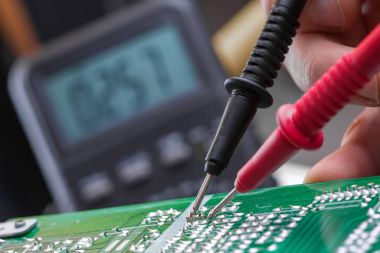 Devre multimetre tarafından kontrol ediliyor. Ch sırasında üzerinde elektrik mühendisi
