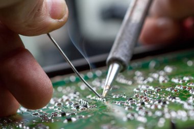 Elektronik cihazların, kalay lehimleme parçalarının onarımı