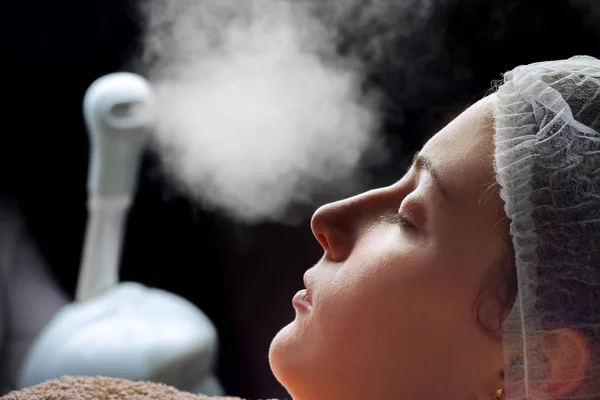 Tratamiento de belleza de la piel de la cara con vapor facial de ozono en spa c —  Fotos de Stock