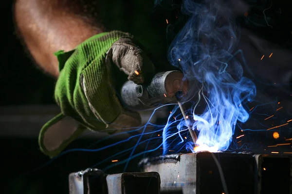 Trabajador soldando el hierro —  Fotos de Stock