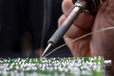 Elektronik cihazların, kalay lehimleme parçalarının onarımı