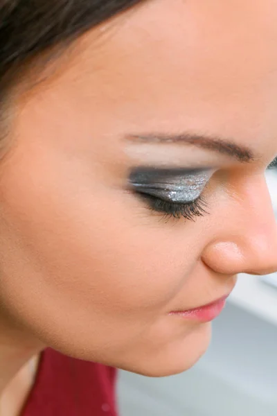 Close-up portret van jong mooi meisje met oog make-up — Stockfoto