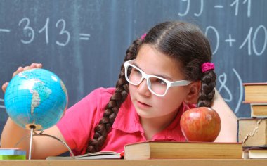 Karatahta önünde mutlu okul kız