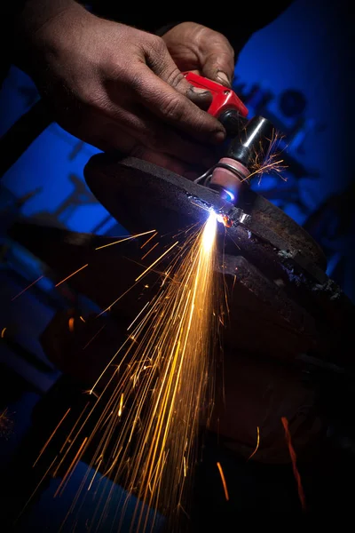 Werknemer met handmatige Plasma snijden — Stockfoto