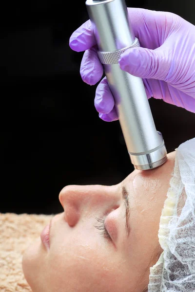 Nålen mesotherapy. Kosmetolog utför en nål mesotherapy tre — Stockfoto