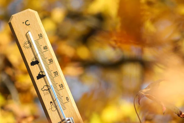 Buen tiempo en el otoño se muestra con termómetro de mercurio —  Fotos de Stock