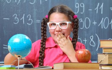 Karatahta önünde mutlu okul kız