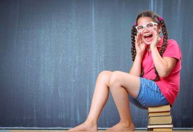 Karatahta önünde mutlu okul kız