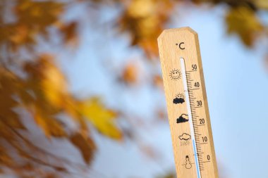 hava cıva termometre ile gösterilen sonbaharda çok güzel