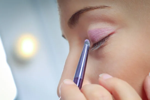 Make-up. Make-up toepassen close-up. Eyeliner. Cosmetische Eyeshadows. — Stockfoto