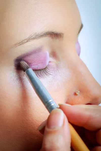 Make-up. Make-up toepassen close-up. Eyeliner. Cosmetische Eyeshadows. — Stockfoto