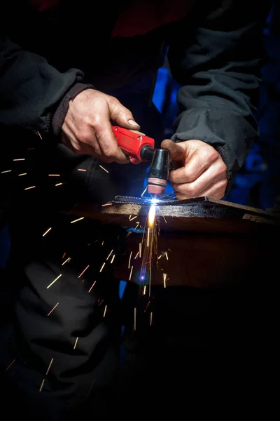 Der Arbeiter schneidet mit manuellem Plasma — Stockfoto