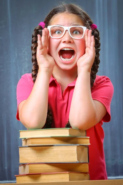 Felice ragazza della scuola di fronte alla lavagna — Foto Stock