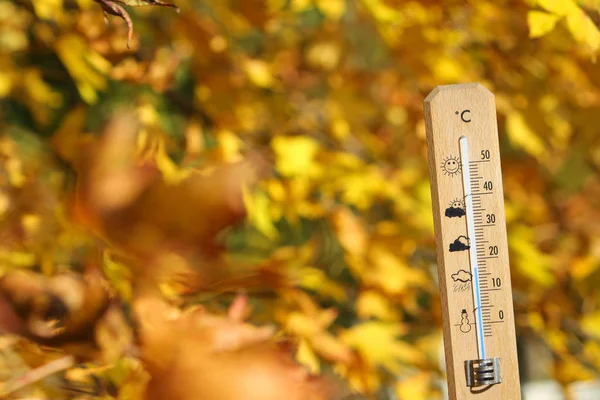 Beau temps à l'automne montré avec thermomètre au mercure — Photo