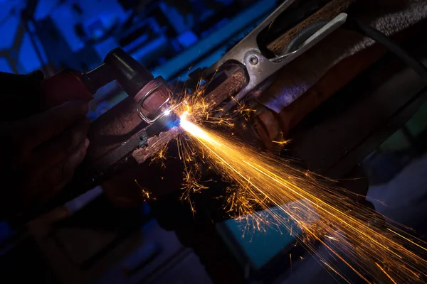 O trabalhador de corte com plasma manual — Fotografia de Stock