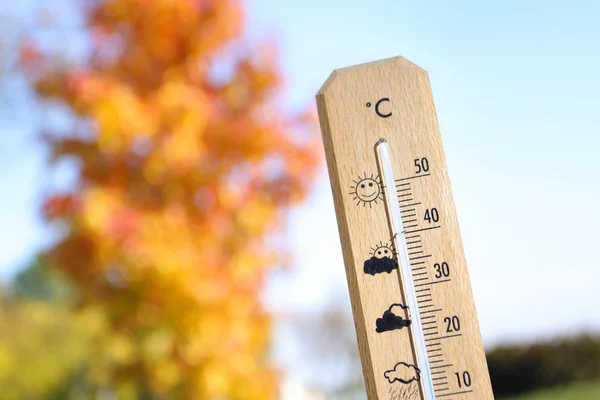 Buen tiempo en el otoño se muestra con termómetro de mercurio — Foto de Stock