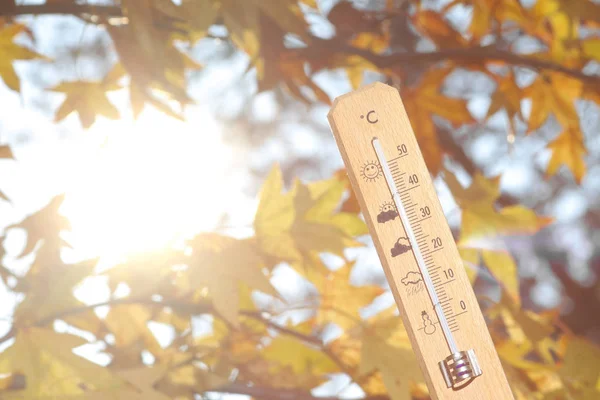 在秋天用水银温度计显示天气好 — 图库照片