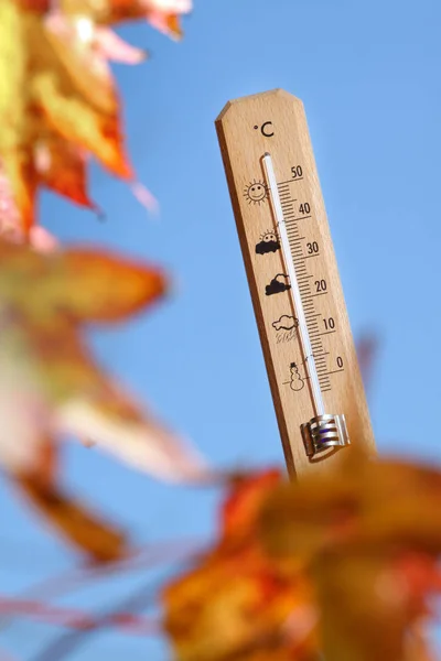 Гарна погода восени показана з ртутним термометром — стокове фото