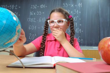 Karatahta önünde mutlu okul kız