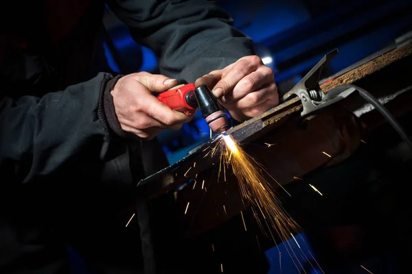 Corte de metal com uma máquina manual de corte a plasma — Fotografia de Stock