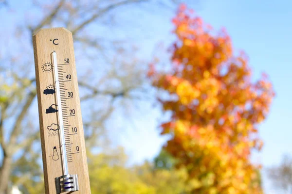 Buen tiempo en el otoño se muestra con termómetro de mercurio —  Fotos de Stock