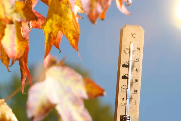 Buen tiempo en el otoño se muestra con termómetro de mercurio — Foto de Stock