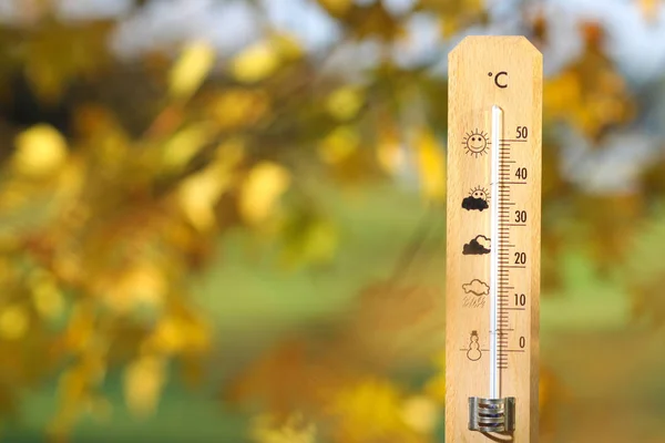 Buen tiempo en el otoño se muestra con termómetro de mercurio — Foto de Stock