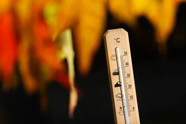 Buen tiempo en el otoño se muestra con termómetro de mercurio — Foto de Stock