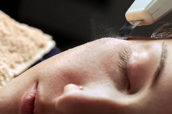 Mulher rosto tratamento purificador de pele com espátula ultra-sônica — Fotografia de Stock