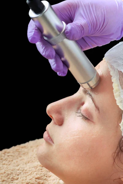 Needle mesotherapy. Beautician performs a needle mesotherapy tre