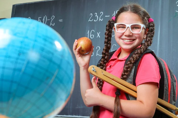 Felice ragazza della scuola di fronte alla lavagna — Foto Stock