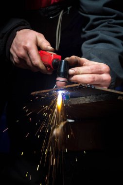 Manuel plazma ile çalışan kesim 