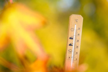 hava cıva termometre ile gösterilen sonbaharda çok güzel