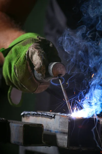 Werknemer lassen van het ijzer — Stockfoto