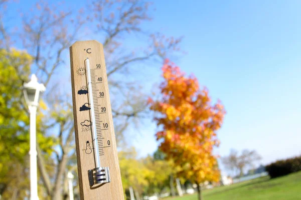 Nice weather in the autumn shown with mercury thermometer — Stock Photo, Image