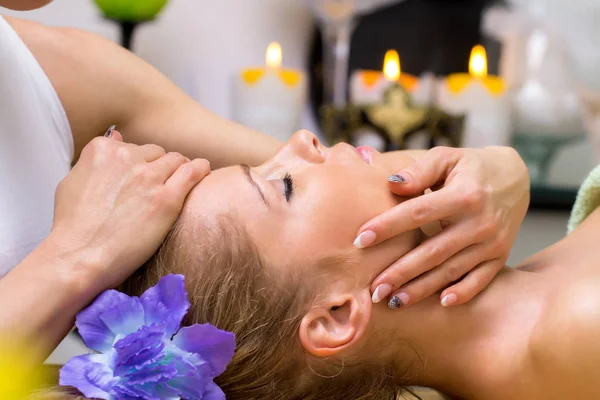 Schöne junge Frau bekommt Wellness-Massage — Stockfoto