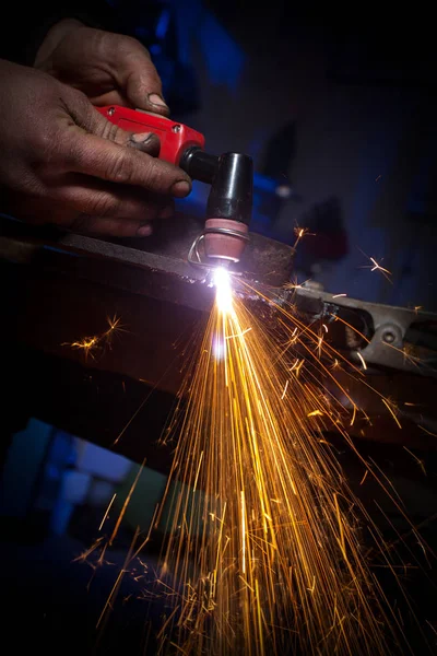 Jovem trabalhando com cortador de plasma em chapa de aço — Fotografia de Stock