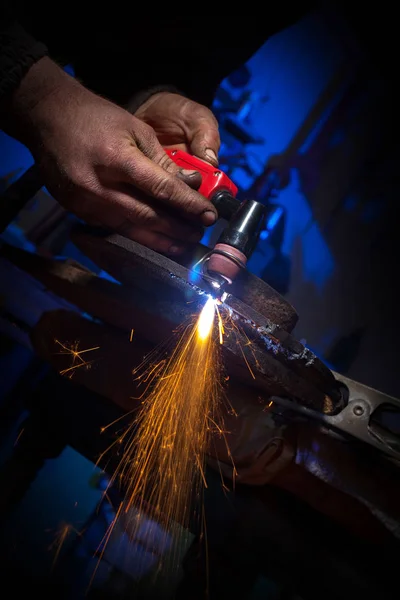 Jovem trabalhando com cortador de plasma em chapa de aço — Fotografia de Stock