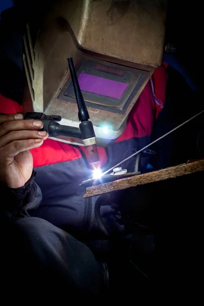 Trabalhador de soldagem do alumínio — Fotografia de Stock