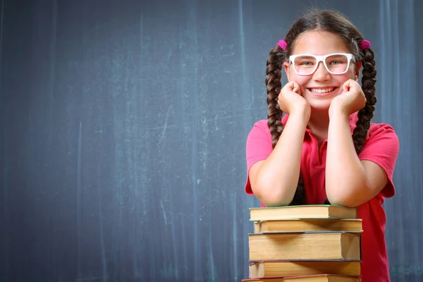 Felice ragazza della scuola di fronte alla lavagna — Foto Stock