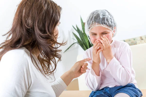 Ragazzina piangendo i suoi occhi — Foto Stock