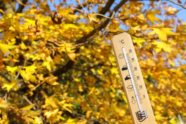 Хорошая погода осенью показана с ртутным термометром — стоковое фото