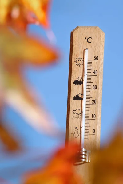 Buen tiempo en el otoño se muestra con termómetro de mercurio — Foto de Stock