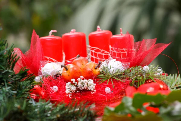 Komst decoratie met vier rode brandende kaarsen — Stockfoto
