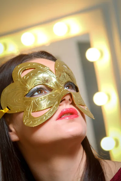 Belleza modelo mujer usando mascarada máscara de carnaval sobre Christm —  Fotos de Stock